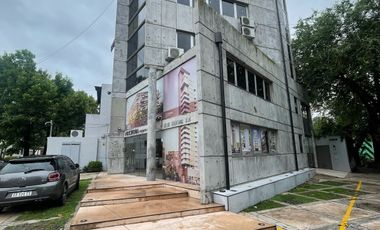 Local en  esquina con frente super visible amplio y luminoso minimalista !!!!!!!!!!