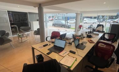 Local en  esquina con frente super visible amplio y luminoso minimalista !!!!!!!!!!