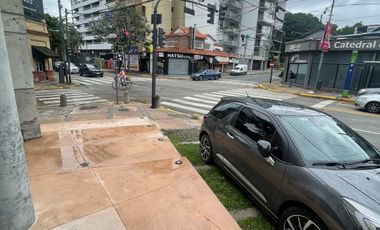 Local en  esquina con frente super visible amplio y luminoso minimalista !!!!!!!!!!