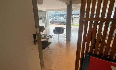 Local en  esquina con frente super visible amplio y luminoso minimalista !!!!!!!!!!