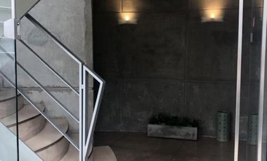 Local en  esquina con frente super visible amplio y luminoso minimalista !!!!!!!!!!