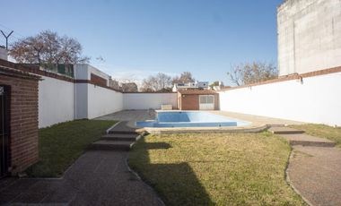 Excelente Chalet 3 dormitorios, Gge, quincho y piscina. Gran lote de 10 x 73.70.- Banfield Este