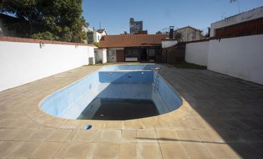 Excelente Chalet 3 dormitorios, Gge, quincho y piscina. Gran lote de 10 x 73.70.- Banfield Este