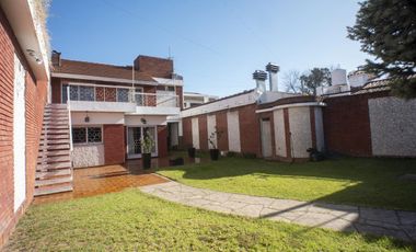 Excelente Chalet 3 dormitorios, Gge, quincho y piscina. Gran lote de 10 x 73.70.- Banfield Este