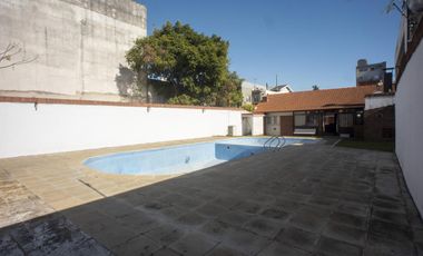 Excelente Chalet 3 dormitorios, Gge, quincho y piscina. Gran lote de 10 x 73.70.- Banfield Este