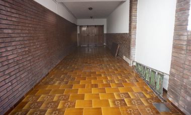 Excelente Chalet 3 dormitorios, Gge, quincho y piscina. Gran lote de 10 x 73.70.- Banfield Este