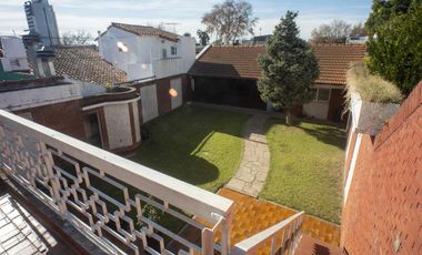 Excelente Chalet 3 dormitorios, Gge, quincho y piscina. Gran lote de 10 x 73.70.- Banfield Este