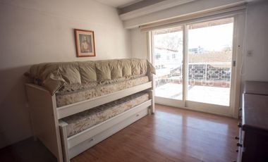 Excelente Chalet 3 dormitorios, Gge, quincho y piscina. Gran lote de 10 x 73.70.- Banfield Este