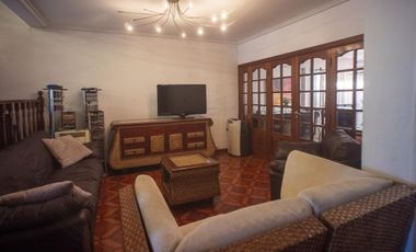 Excelente Chalet 3 dormitorios, Gge, quincho y piscina. Gran lote de 10 x 73.70.- Banfield Este