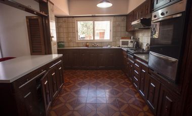 Excelente Chalet 3 dormitorios, Gge, quincho y piscina. Gran lote de 10 x 73.70.- Banfield Este