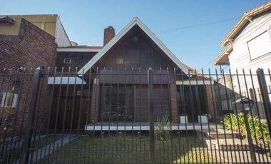 Excelente Chalet 3 dormitorios, Gge, quincho y piscina. Gran lote de 10 x 73.70.- Banfield Este