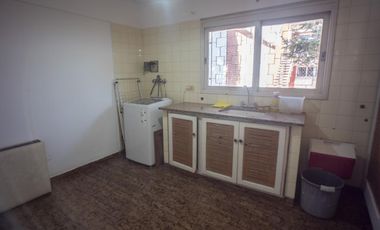 Excelente Chalet 3 dormitorios, Gge, quincho y piscina. Gran lote de 10 x 73.70.- Banfield Este