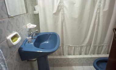 Excelente Chalet 3 dormitorios, Gge, quincho y piscina. Gran lote de 10 x 73.70.- Banfield Este