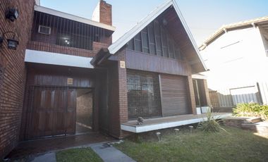 Excelente Chalet 3 dormitorios, Gge, quincho y piscina. Gran lote de 10 x 73.70.- Banfield Este