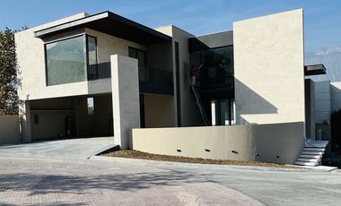 CASA EN RENTA ZONA VALLE PONIENTE.
