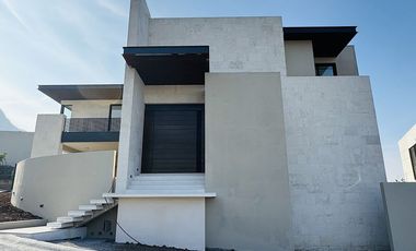 CASA EN RENTA ZONA VALLE PONIENTE.