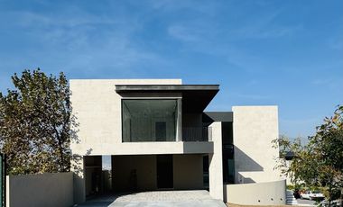 CASA EN RENTA ZONA VALLE PONIENTE.
