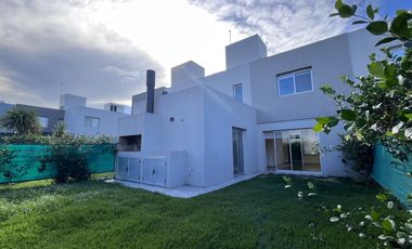 Casa en alquiler de 3 dormitorios en Rossën, Valle Escondido