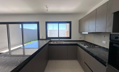 Alquiler de Duplex  3 dormitorios en Pampas de Manantiales, zona sur