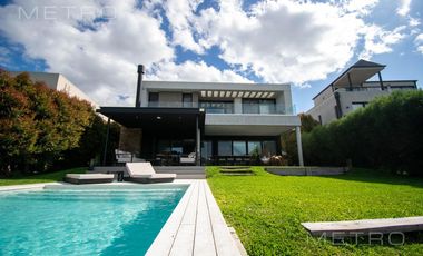 Casa en alquiler temporario de 6 ambientes.