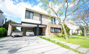 Casa en alquiler temporario de 6 ambientes.