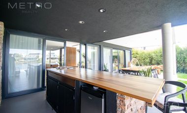 Casa en alquiler temporario de 6 ambientes.