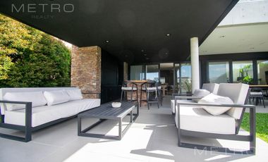 Casa en alquiler temporario de 6 ambientes.