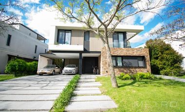 Casa en alquiler temporario de 6 ambientes.