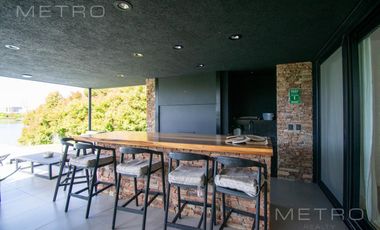 Casa en alquiler temporario de 6 ambientes.