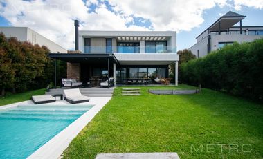 Casa en alquiler temporario de 6 ambientes.