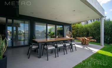 Casa en alquiler temporario de 6 ambientes.