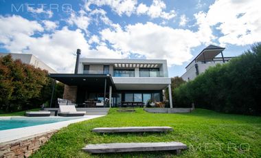 Casa en alquiler temporario de 6 ambientes.