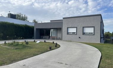 Venta casa puerto roldan tres dormitorios jardin pileta los medanos