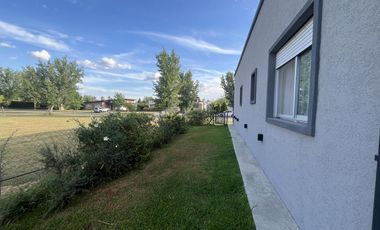 Venta casa puerto roldan tres dormitorios jardin pileta los medanos