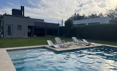 Venta casa puerto roldan tres dormitorios jardin pileta los medanos