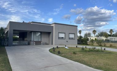 Venta casa puerto roldan tres dormitorios jardin pileta los medanos