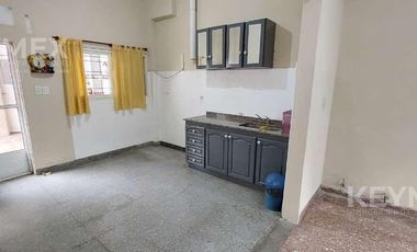 Casa con garage apto local o taller