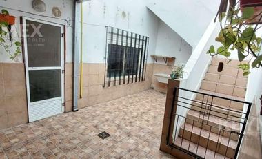 Casa con garage apto local o taller