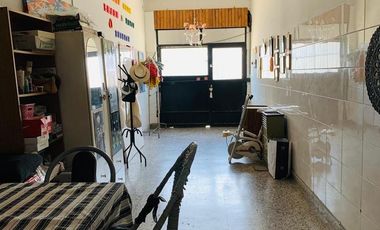 Casa con garage apto local o taller