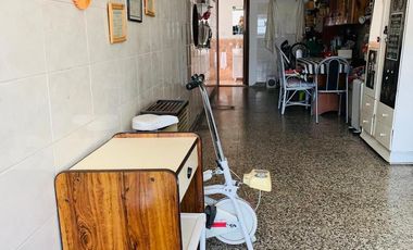 Casa con garage apto local o taller