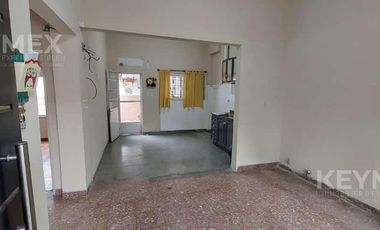 Casa con garage apto local o taller