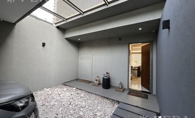 Venta casa 5 ambientes con cochera y piscina en Wilde