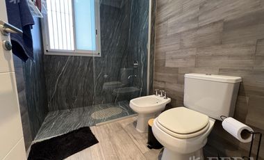 Venta casa 5 ambientes con cochera y piscina en Wilde