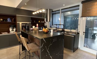 Venta casa 5 ambientes con cochera y piscina en Wilde