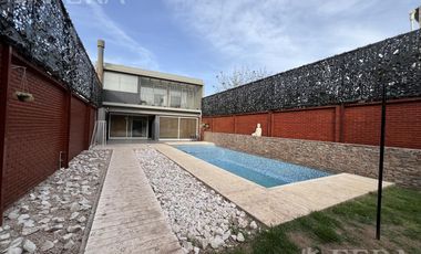 Venta casa 5 ambientes con cochera y piscina en Wilde
