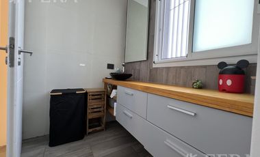 Venta casa 5 ambientes con cochera y piscina en Wilde