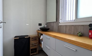 Venta casa 5 ambientes con cochera y piscina en Wilde