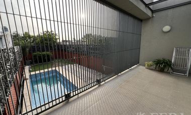 Venta casa 5 ambientes con cochera y piscina en Wilde