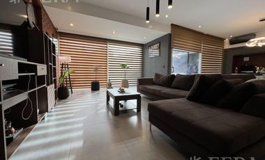 Venta casa 5 ambientes con cochera y piscina en Wilde