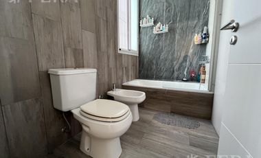 Venta casa 5 ambientes con cochera y piscina en Wilde